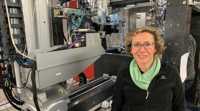 Sophie Berveiller, enseignante-chercheuse sur la ligne de lumière au synchrotron européen
